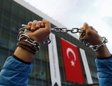 Δημοσιογράφος Τζαν Ντουντάρ: «Ολόκληρη η Τουρκία υπό σύλληψη»